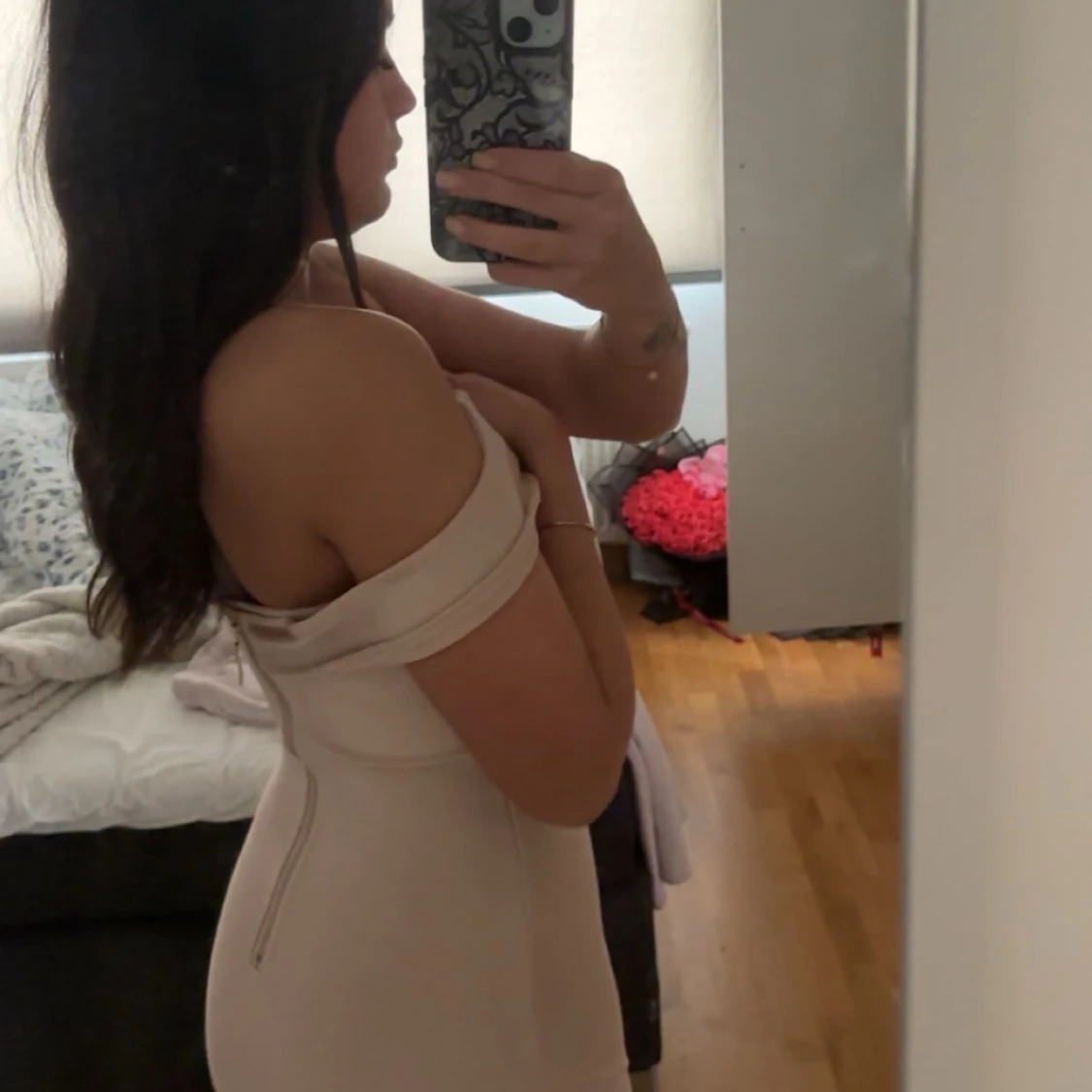 Ljus offshoulder klänning - 1