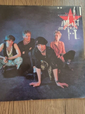 Imperiet– Peace vinylsingel - Imperiet– Peace vinylsingel.  LP-singel med Imperiet. ”Peace” av Jim Pople. Omslaget visar bandmedlemmarna på framsidan och en stor röd stjärna med låttext och information på baksidan. Passar för samlare av vinyl och lyssnare som vill ha musik i analogt format.