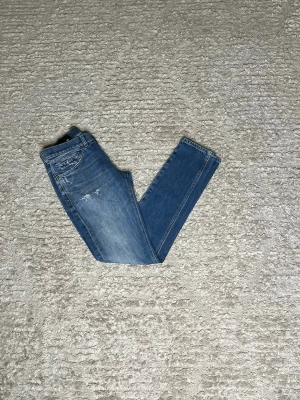 Dondup George jeans  - Hej jag säljer ett par Dondup George i nyaste modellen. Jeansen i riktigt snygg ljusblå färg med stilrena slitningar perfekt för dig som vill ha ett par kvalitetsjeans med grym passform. Nypris ≈4000kr, mitt pris 899kr.  Skick: 9/10 Storlek: W30 Midja: 38cm Lår: 24cm Ytterlängd: 102cm Innerlängd: 80cm  Skriv gärna om du vill ha fler bilder eller har frågor!