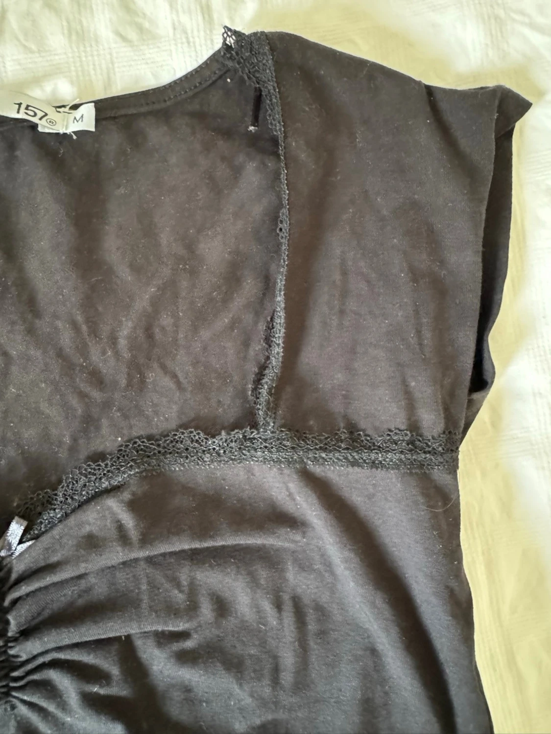 Svart topp med spets och rosett - 2