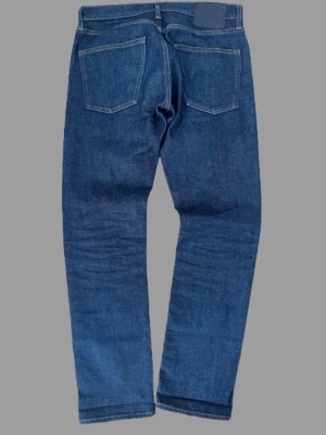 Levi’s 511 mörkblå - Säljer ett par mörkblå Levis 511 jeans med straight passform. Materialet är denim i bomull. Perfekta för en avslappnad och stilren look.