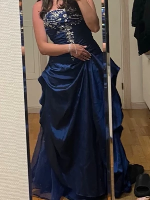 Vacker balklänning  - Vacker balklänning i blått med broderade detaljer. 