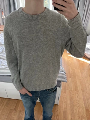 Stickad tröja i ullmix - En stilren ljusgrå stickad tröja från HM | Storlek L | Mycket bra skick✅|
