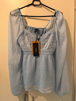 Ny blus strl S  - Helt ny ljusblå blus i strl S från Vero Moda. Prislapp kvar. Nypris 449kr. 
