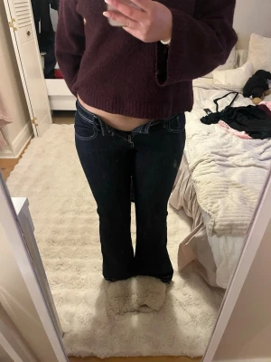 Mörkblå low rise bootcut jeans  - Säljer ett par jätte snygga jeans från Gina tricot. De har blivit för små för mig, men satt jätte snyggt innan. Har använt de ganska mycket så har klivit lite på de längst ner men inget man tänker på. 