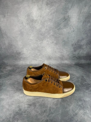 Lanvin Cap Toe Sneaker - Skick: 8/10. | Ingår: endast skorna. | Nypris: +- 5200 SEK. | Storleken är UK7.