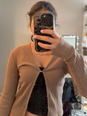 kofta - den fungerar om du bär både S och XS. säljer pågrund av att den endast användes 2-5 gånger. 