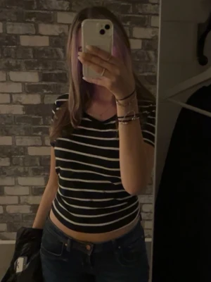 Randig tshirt - Svart/vit randig T-shirt från Race Marine i storlek 44 men sitter mer som en M (se första bilden). Väldigt bra skick!