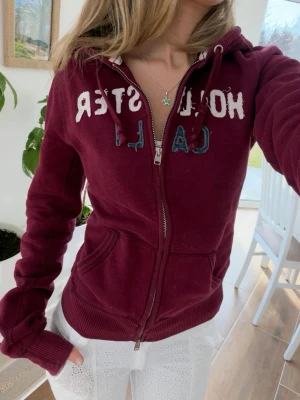 Hollister vintage zip - Storlek M. Skickas inom 24h. Se liknande plagg i min profil! 