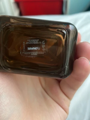 Emporio Armani Stronger With You - Emporio Armani Stronger With You Absolutely är en parfym i en elegant, fyrkantig glasflaska med mörkbrun toning och silverdetaljer. Flaskan har en stilren design med tydlig logga och text på framsidan. Perfekt för dig som gillar exklusiva dofter.