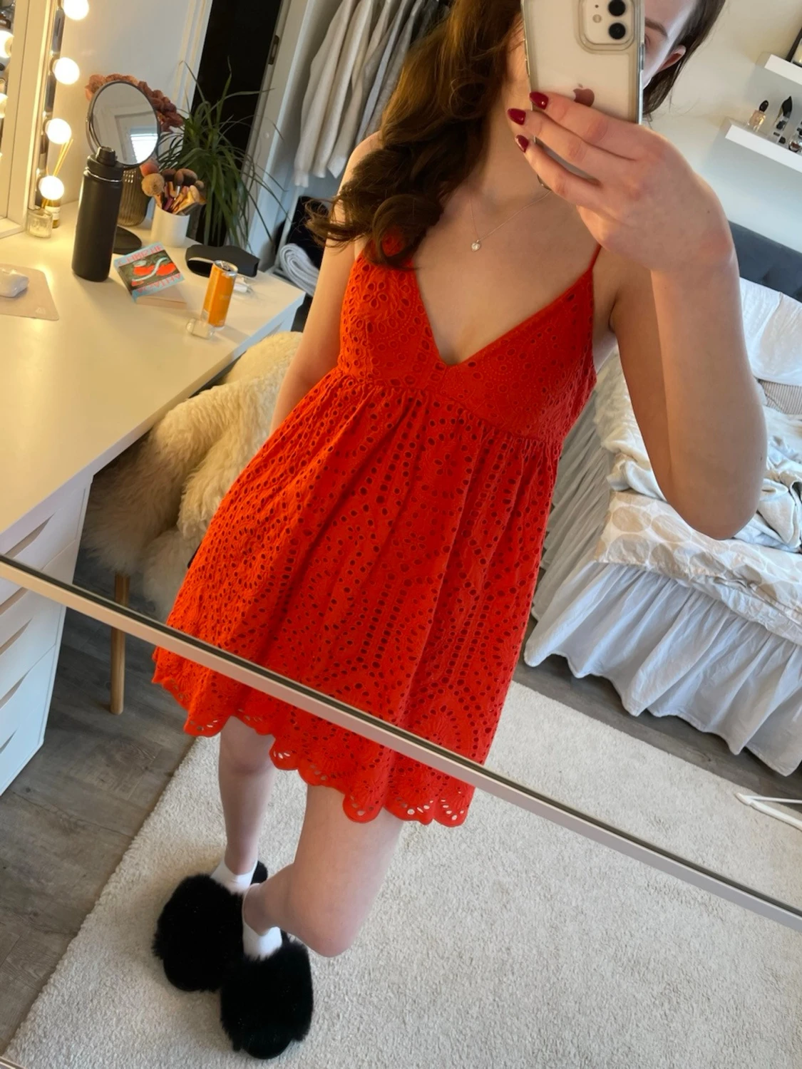 Röd spetsklänning