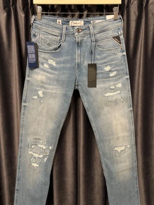 Replay anbass - HELT NYA - Replay anbass aged 20 - SKICK 10/10, HELT NYA! - storlek 29/34 - sjuuukt feta jeans, med mycket eftertraktade slitningar och wash - jeansen levererars med alla lappar på! - hör av er vid frågor🙌