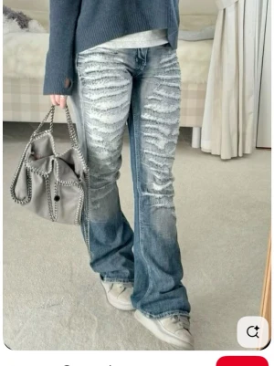 Söker dessa jeans från Jaded London  - Hej jag söker dessa Scratchy Distressed Low-Rise Jeans. .från Jaded London så hör gärna av er om ni säljer eller känner någon som säljer storlek och pris kan diskuteras!💞