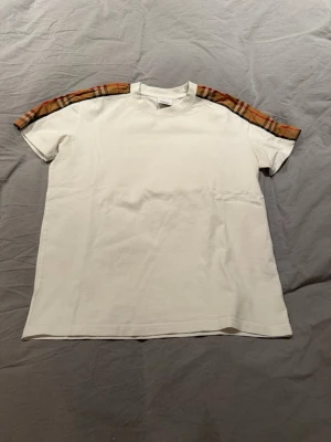 BB Tshirt - Använd fåtal gånger, inga skador 