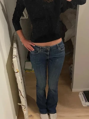Mörkblåa lågmidjade jeans - Jättesnygga lågmidjade bootcut jeans från Zara. De är stretchiga och passar mig som är 172cm. De är slitna längst ner på benen (inget som syns särskilt mycket) och mellan benen (nästan som ett litet hål). Skriv om ni har några frågor.🥰💗