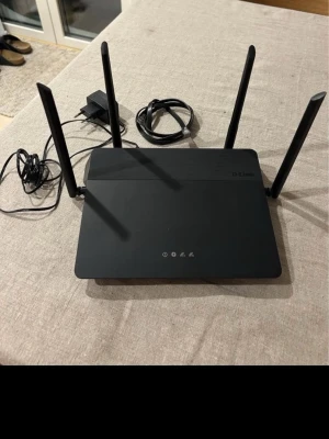 D-Link DIR-878 AC1900 Gigabit Router - Premium gigabit wifi router från D-link i nyskick. Fungerar utmärkt. Fås med strömkabel och svart slimmad nätkabel.   Trådlös hastighet: 1900 Mbps Dual-band 802.11ac trådlös anslutning 5 x Gigabit Ethernet-portar (4 LAN, 1 WAN) Dubbelkärnig processor Enkel installation, avancerade säkerhetsfunktioner Fyra externa antenner MU-MIMO Wave 2-teknik  Nypris: 2000 SEK Mitt pris: 489 SEK  Hör av dig vid frågor och se gärna mina andra annonser också!   Skickas snabbt,