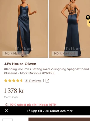 Mörk marinblå långklänning satin - Långklänning i marinblå satin från JJ's House. Klänningen har smala axelband, hög slits där fram,  v ringning och öppen rygg med korsade band. Perfekt för speciella tillfällen som bal eller annat