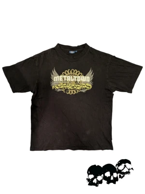 00s tshirt  - Tshirt med tryck från south west👕 Passar M-L, i fint skick förutom litet hål på ryggen som typ inte märks!  Rekommenderar starkt, skicka gärna frågor och bud 🙏💥