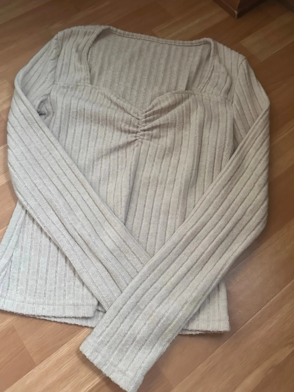 Beige ribbad stickad topp