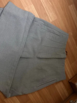 Grå kostymbyxor från Zara - .