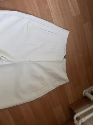 Vita kostymbyxor med raka ben - .