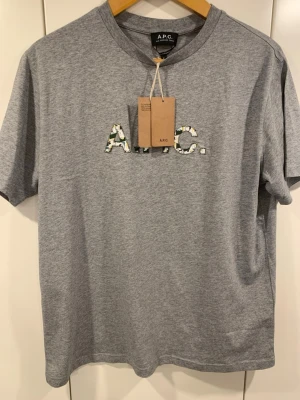 Grå t-shirt från A.P.C. - Säljer denna snygga APC t-shirt i storlek M, helt ny!