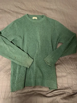 Mango Tröja - Tja säljer nu en grön tröja från mango. Inga defekter. 