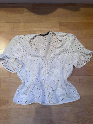 Vit spetsblus från Zara  - En jättefin vit blus från Zara med spets, lite puffärm och v-ringning. Den är köpt på Sellpy och säljer den då den inte passade. Den är i ett väldigt bra sick! 