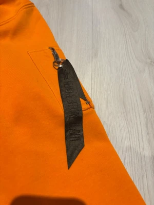 Alpha Industries hoodie  - Orange hoodie från alpha industries. Storlek M. Bra skick. Riktigt snygg för både tjejer och killar. 