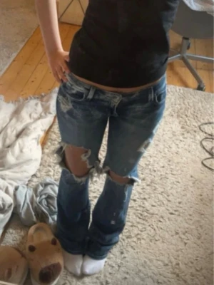 As snygga lågmidjade jeans - Säljer ett par blå low waist bootcut jeans från Dylan George. Midjemått 25,5 cm,  Innerbensmåt 83,5 cm 🩷 Pris kan diskuteras 