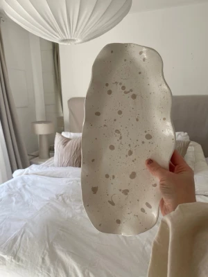 Avenyn - Fynd ✨ först till kvarn  Avenyn 🤍 Denna säljs till ett lägre pris då finishen skiljer sig något – men lika fin att använda ✨  Lackad med livsmedelssäkert lack (för torra livsmedel)