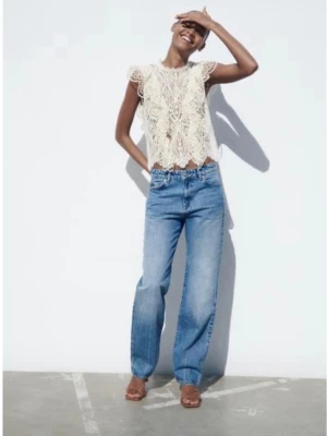 Vit spetsblus med volanger från Zara - Säljer en superfin vit blus i spets med volangdetaljer från Zara. Toppen är lite anvendt och i bra skick