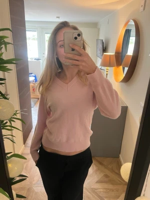 Ljusrosa stickad tröja  - Super söt ljusrosa stickad tröja, perfekt till sommarkvällar! 100% ull 