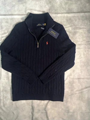 Ralph lauren quarter zip - Marinblå Ralph Lauren quarter zip – strl S 🔵   Stilren och klassisk, bra skick och perfekt för vardag.    📦 Snabb frakt   💸 Pris kan diskuteras vid snabb affär