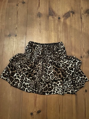 Leopardkjol med innershorts - Köpte i Spanien för ett tag sedan och har bara använt några gånger så väldigt bra skick. Stretchiga så passar nog både xxs, xs och s.