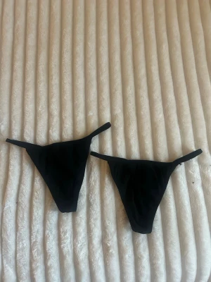 2 par stringtrosor  - Säljer två par svarta string trosor från Lindex och trosorna är i ett jättemjukt material i bomul som är i storlek S. Trosorna är använda ett fåtal gånger men de är såklart tvättade flera gånger och det finns inga spår av fläckar, skador eller annat. Nypris 80kr styck💗