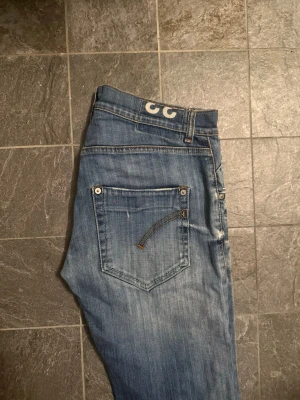 Dondup Jeans - Säljer dessa Dondup Jeansen med feta slitningar. Storlek 33, Modell Sam. Modellen på bilden är 180cm.