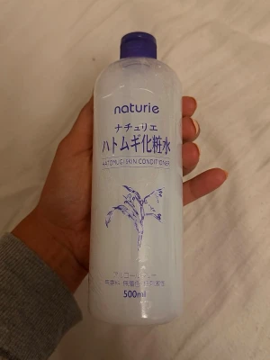 Naturie Hatomugi Skin Conditioner - En stor flaska toner från Naturie, Hatomugi Skin Conditioner, med en volym på 500 ml. 