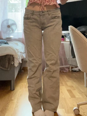 Gina Tricot - Grå, loose/raka jeans med låg midja från Gina, strl 40. Väldigt bekväma och perfekt längd för mig som är ca 171💝 har använts till och från men väldigt bra skick😊