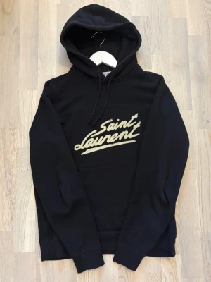 Saint Laurent hoodie - Tja, säljer nu min tvär feta saint Laurent hoodie | Väldigt eftertraktad hoodie då den inte säljs i butik längre | Storlek S | Självklart äkta | Hör av dig vid minsta fundering!