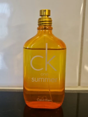 Calvin Klein One Summer 2010 EdT 100ml - Är gammal men har fortfarande samma doft. Har tyvärr inte kvar lådan. Limited Edition så finns inte att köpa.
