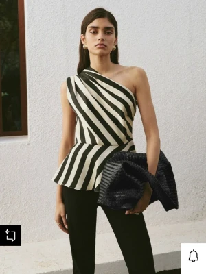 Randig one shoulder topp i svart och vitt - Helt ny topp fr mango, prislappen är kvar, helt slutsåld. Nypris 429kr