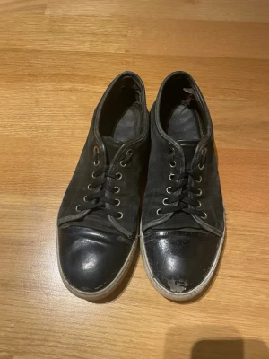 Svarta sneakers från Lanvin - Ganska slitna där av det låga priset men fortfarande skjut snygga 