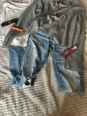 Grå ribbstickad kofta med knytband - Superfin grå ribbstickad kofta med två knytband framtill. Koftan har lång ärm och en croppad passform som ger en trendig look. Perfekt att slänga över en t-shirt eller linne för en chill stil. Från object. Pris kan diskuteras!