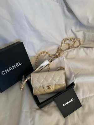 HELT ny oanvänd mini väska - Helt ny Cc mini, i färgen cream white perfekt till en outfit både festlig och vardaglig. Helt ny i äkta läder. Man får med box, dust bag, kort, samt cc band. Har du frågor dma mig 💕 