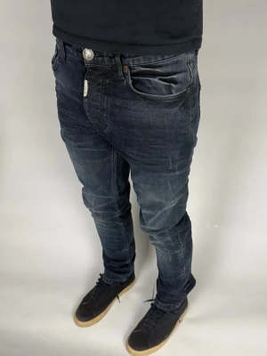 Adrian Hammond Jeans - Storlek W30L30  Färg: Blå  Modellen är 180cm 75kg  Nypris: ca 800 kr  Skick: Bra utan defekter (normalt slitage)  Prisvärt alternativ med mycket kvar att ge