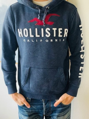 Hollister Hoodie  - Snygg Hollister hoodie i storlek S . Modellen på bilden är 190 och väger 85! Vid köp av flera erbjuder jag rabatt😊