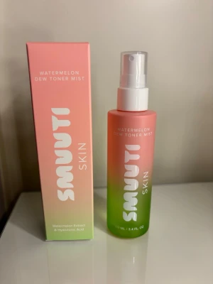Smuuti Skin Watermelon Dew Toner Mist - Fräsch toner mist från Smuuti Skin med vattenmelonextrakt och hyaluronsyra. Flaskan har en snygg rosa till grön ombre-design och kommer med praktisk sprayfunktion. Perfekt för att återfukta och pigga upp huden under dagen.