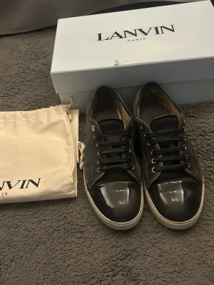Lanvin skor  - Säljer dessa sjukt feta Lanvinsen som är i ett jätte bra och fint skick. Elephant grey. Storlek 43. Ända defekten är insidan av skon som är lite sliten men inget som syns vid användning. Allt og kommer med! Hör av dig vid minsta lilla fundering! 