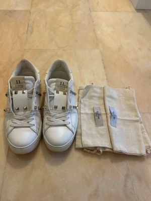 Rockstud sneakers valentino  - Super fina valentino i super bra skick , säljer pågrund av att de inte kommer till någon användning 